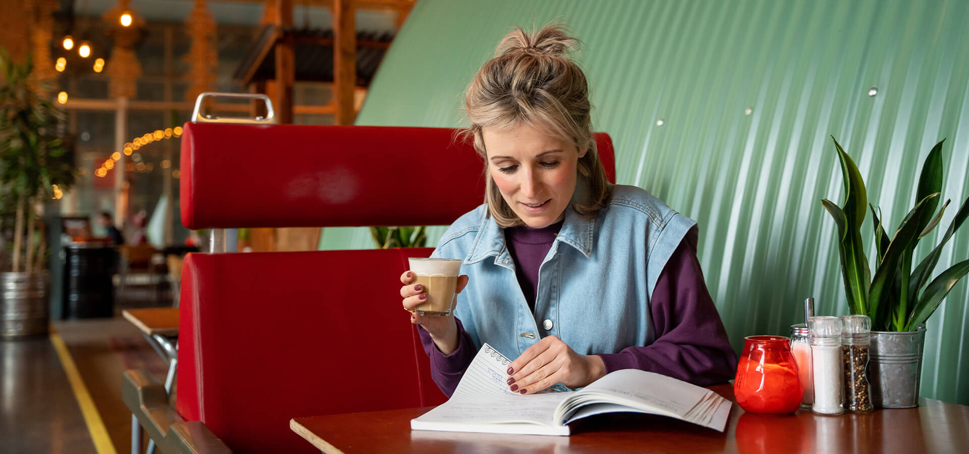 Bernadette van Dongen die koffie drinkt en nadenkt over levensvragen en de wijze van coaching van coachpraktijk fresh in Tilburg
