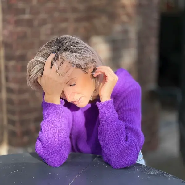 Vrouw die depressief is en te maken heeft met depressieve gevoelens en gedachten in Tilburg.